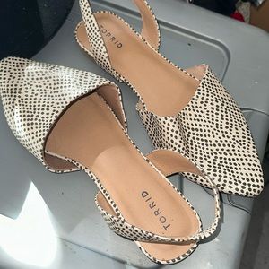 Flats sandals